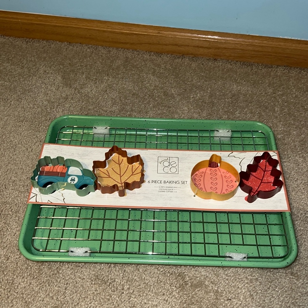 NWT Harvest Deco Six Piece Baking Set: Baking Pan, Cooling Rack, Cookie Cutters